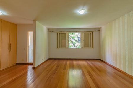 Casa à venda com 484m², 5 quartos e 6 vagasquarto 8