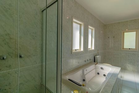 Casa à venda com 484m², 5 quartos e 6 vagasBanheiro do Quarto 8