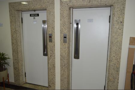 Apartamento à venda com 130m², 2 quartos e 1 vagaElevadores