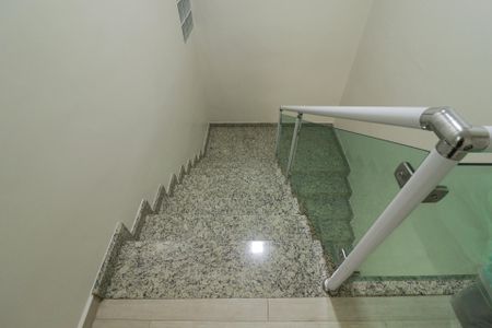 Casa à venda com 240m², 3 quartos e 4 vagasEscada