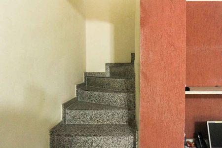 Casa de condomínio à venda com 66m², 2 quartos e 1 vagaescada