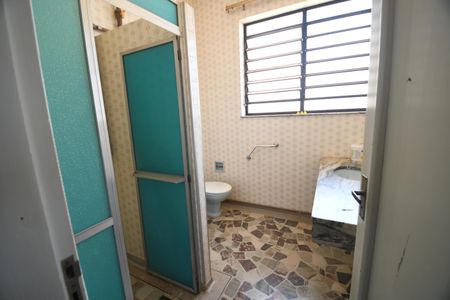 Casa à venda com 260m², 4 quartos e 4 vagasBanheiro Fundos