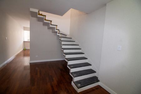 Casa à venda com 140m², 3 quartos e 2 vagas Casa à venda com 140m², 3 quartos e 2 vagasEscada