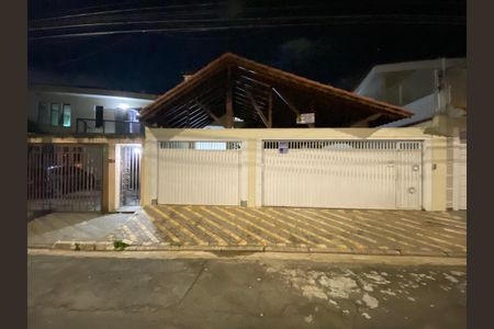 Casa para alugar com 300m², 4 quartos e 6 vagasFachada e Plaquinha