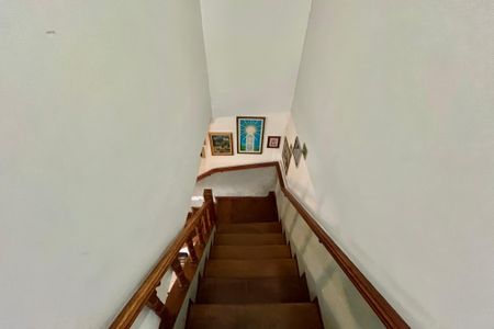 Casa à venda com 500m², 3 quartos e 5 vagas Casa à venda com 500m², 3 quartos e 5 vagasEscada