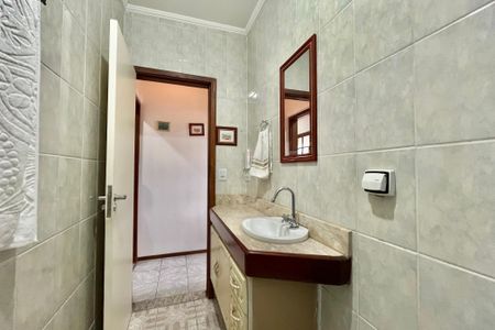 Casa à venda com 500m², 3 quartos e 5 vagas Casa à venda com 500m², 3 quartos e 5 vagasBanheiro Corredor