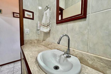 Casa à venda com 500m², 3 quartos e 5 vagas Casa à venda com 500m², 3 quartos e 5 vagasBanheiro Corredor