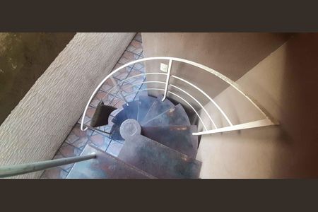 Casa à venda com 120m², 3 quartos e 2 vagasEscada