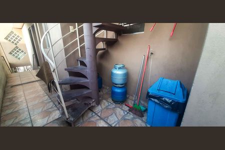 Casa à venda com 120m², 3 quartos e 2 vagasEscada