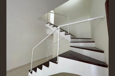 Casa à venda com 120m², 3 quartos e 2 vagas Casa à venda com 120m², 3 quartos e 2 vagasEscada