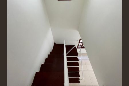 Casa à venda com 120m², 3 quartos e 2 vagas Casa à venda com 120m², 3 quartos e 2 vagasEscada