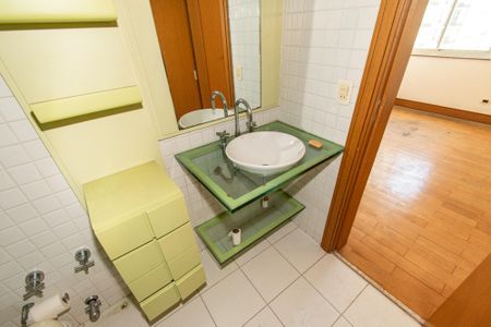 Apartamento à venda com 137m², 3 quartos e 2 vagasBanheiro da suíte 2