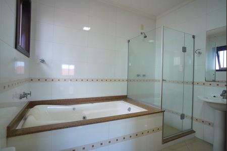 Casa à venda com 330m², 5 quartos e 4 vagasBanheiro da Suíte 2 - Segundo Andar