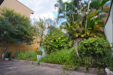 Casa à venda com 330m², 5 quartos e 4 vagasQuintal - Fundos