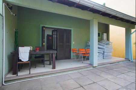 Casa à venda com 330m², 5 quartos e 4 vagasQuintal - Fundos