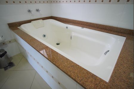 Casa à venda com 330m², 5 quartos e 4 vagasBanheiro da Suíte 2 - Segundo Andar