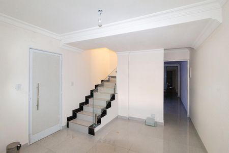 Casa à venda com 250m², 4 quartos e 2 vagas Casa à venda com 250m², 4 quartos e 2 vagasSala