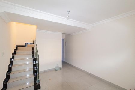 Casa à venda com 250m², 4 quartos e 2 vagas Casa à venda com 250m², 4 quartos e 2 vagasSala