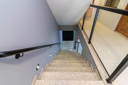 Apartamento à venda com 47m², 2 quartos e 1 vaga Apartamento à venda com 47m², 2 quartos e 1 vagaEscada