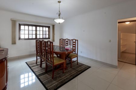 Casa para alugar com 260m², 4 quartos e 4 vagas Casa para alugar com 260m², 4 quartos e 4 vagasSala