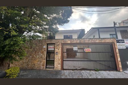 Casa para alugar com 260m², 4 quartos e 4 vagas Casa para alugar com 260m², 4 quartos e 4 vagasFachada