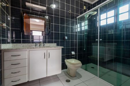 Casa para alugar com 260m², 4 quartos e 4 vagas Casa para alugar com 260m², 4 quartos e 4 vagasBanheiro do Quarto 2