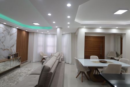 Casa à venda com 246m², 3 quartos e 2 vagasSala