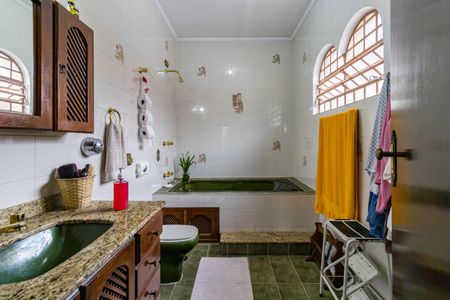 Casa à venda com 478m², 5 quartos e 10 vagasBanheiro do Quarto 4