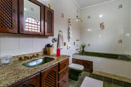 Casa à venda com 478m², 5 quartos e 10 vagasBanheiro do Quarto 4