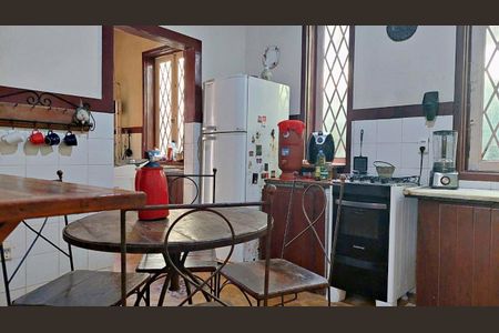 Casa de condomínio à venda com 230m², 4 quartos e 3 vagas