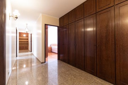 Casa para alugar com 600m², 4 quartos e 5 vagas Casa para alugar com 600m², 4 quartos e 5 vagasCorredor