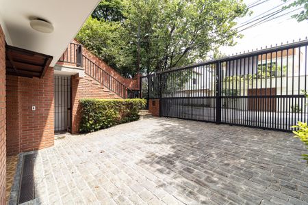 Casa para alugar com 600m², 4 quartos e 5 vagas Casa para alugar com 600m², 4 quartos e 5 vagasEntrada da Garagem