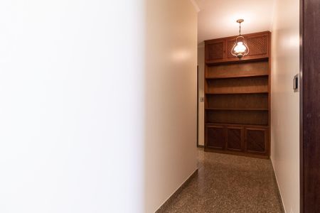 Casa para alugar com 600m², 4 quartos e 5 vagas Casa para alugar com 600m², 4 quartos e 5 vagasCorredor