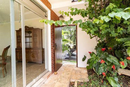 Casa para alugar com 600m², 4 quartos e 5 vagas Casa para alugar com 600m², 4 quartos e 5 vagasEntrada Secundária