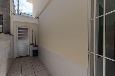 Casa para alugar com 100m², 3 quartos e 2 vagasCorredor externo