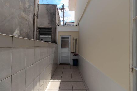 Casa para alugar com 100m², 3 quartos e 2 vagasCorredor externo
