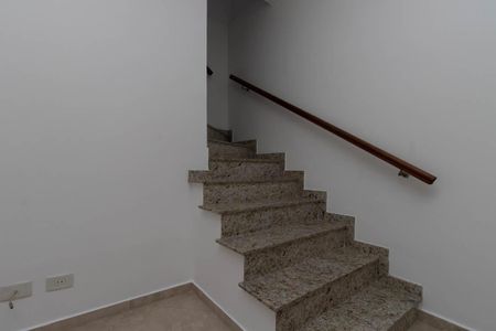 Casa para alugar com 100m², 3 quartos e 2 vagasEscada