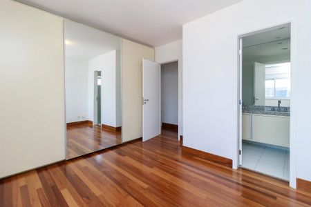 Apartamento à venda com 138m², 3 quartos e 3 vagasSuíte 1