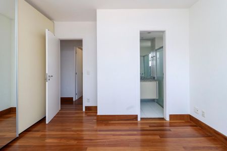 Apartamento à venda com 138m², 3 quartos e 3 vagasSuíte 1