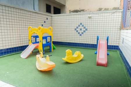 Apartamento à venda com 105m², 3 quartos e 1 vaga Apartamento à venda com 105m², 3 quartos e 1 vagaÁrea comum - Playground