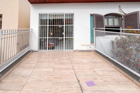 Casa à venda com 181m², 2 quartos e 1 vaga Casa à venda com 181m², 2 quartos e 1 vagaVaranda