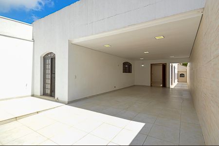 Casa à venda com 370m², 3 quartos e 5 vagas Casa à venda com 370m², 3 quartos e 5 vagasGaragem