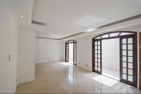 Casa à venda com 370m², 3 quartos e 5 vagas Casa à venda com 370m², 3 quartos e 5 vagasSala