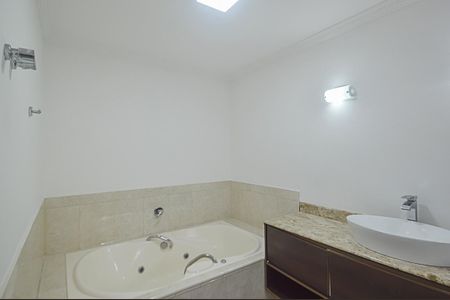 Casa à venda com 370m², 3 quartos e 5 vagas Casa à venda com 370m², 3 quartos e 5 vagasBanheiro da Suíte 1