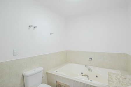 Casa à venda com 370m², 3 quartos e 5 vagas Casa à venda com 370m², 3 quartos e 5 vagasBanheiro da Suíte 1