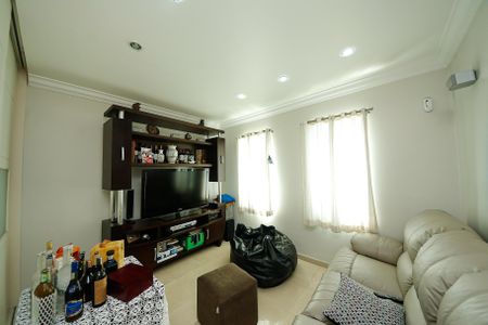 Casa para alugar com 337m², 8 quartos e 3 vagas Casa para alugar com 337m², 8 quartos e 3 vagascasa 2 - Sala de TV