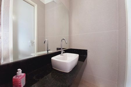 Casa de condomínio à venda com 272m², 3 quartos e 3 vagasBanheiro de Serviço