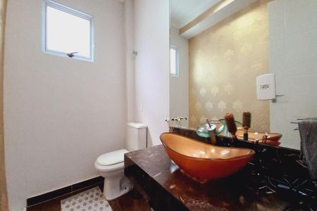 Casa de condomínio à venda com 272m², 3 quartos e 3 vagasLavabo