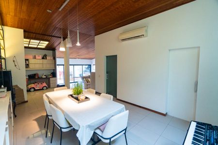 Casa à venda com 223m², 3 quartos e 3 vagas Casa à venda com 223m², 3 quartos e 3 vagasSala