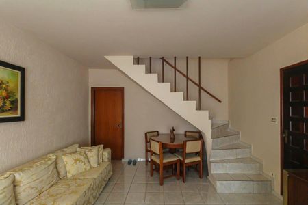 Casa à venda com 210m², 4 quartos e 6 vagasSala